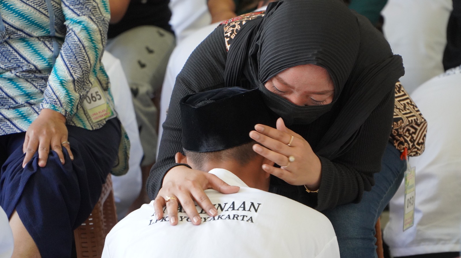 Salah satu kegiatan dalam perayaan Hari Anak Nasional, seorang ibu yang memeluk anaknya.